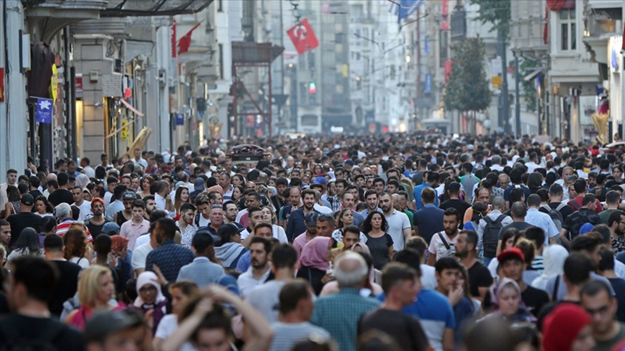 Gülmüyoruz, keyif almıyoruz, umudumuz azalıyor ama mutluyuz